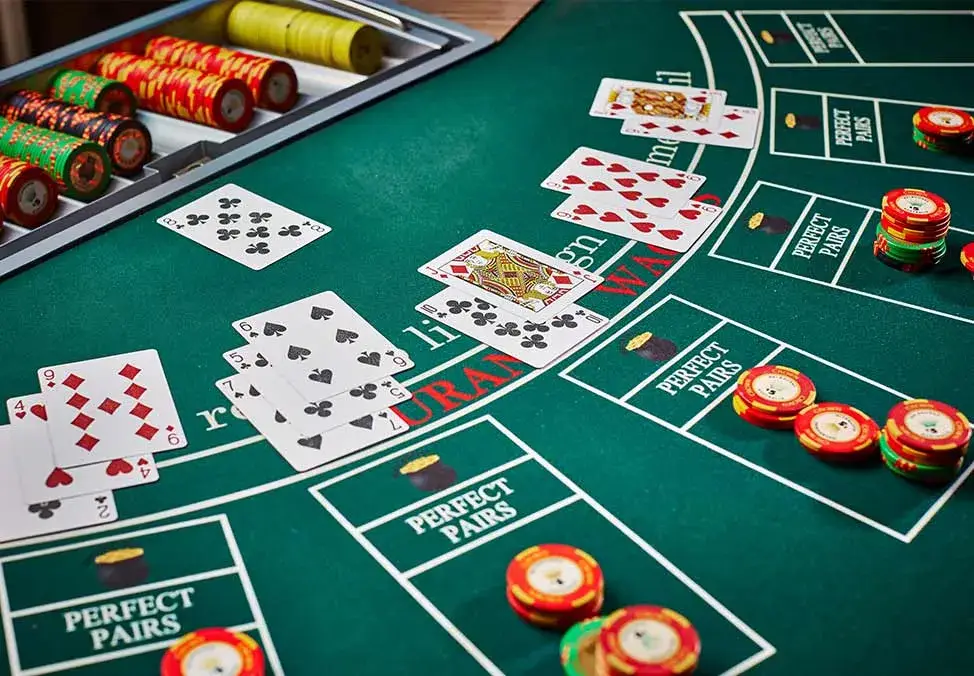 Cómo elegir un casino en línea para jugar al blackjack: en qué fijarse en 2025